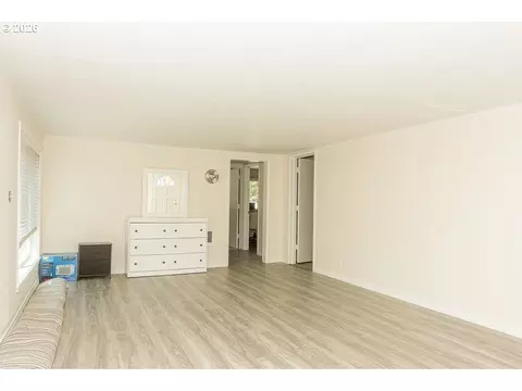 Living - 1620 9th St, Springfield, OR 97477 photo 4 of 7