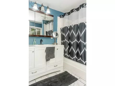 Bath - 1620 9th St, Springfield, OR 97477 photo 3 of 4