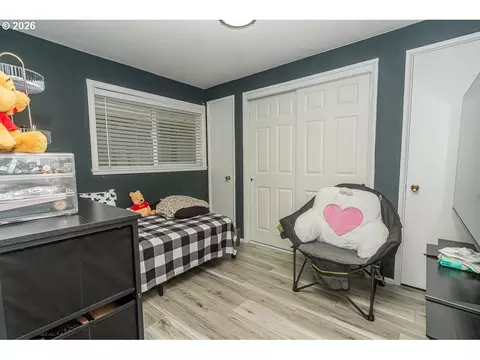 Bedroom - 1620 9th St, Springfield, OR 97477 photo 9 of 9