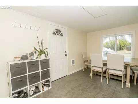 Entry Way - 1620 9th St, Springfield, OR 97477 photo 1 of 6