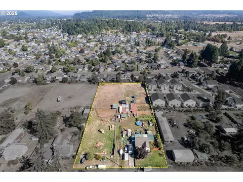 945 S 43rd St, Springfield, OR 97478