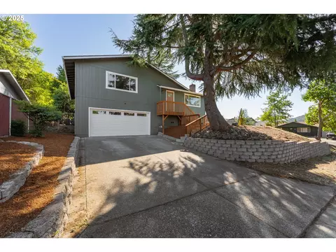 2197 Del Mar Dr, Roseburg, OR 97471