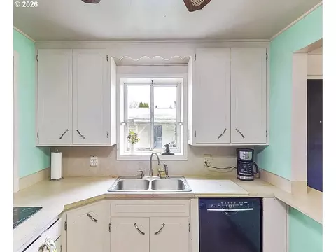 Kitchen - 3849 Roosevelt Blvd, Eugene, OR 97402 photo 3 of 3