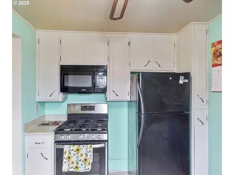 Kitchen - 3849 Roosevelt Blvd, Eugene, OR 97402 photo 2 of 3
