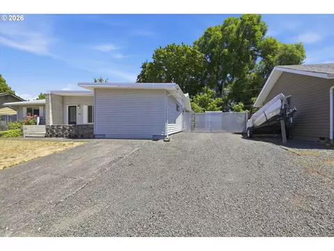 Exterior - 2501 Stratford St, Eugene, OR 97404 photo 4 of 12