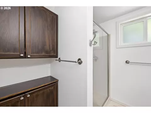 Bath - 2501 Stratford St, Eugene, OR 97404 photo 2 of 4