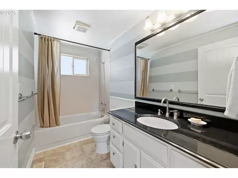 Bath - 2501 Stratford St, Eugene, OR 97404 photo 4 of 4