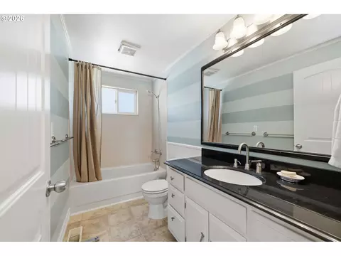 Bath - 2501 Stratford St, Eugene, OR 97404 photo 3 of 4