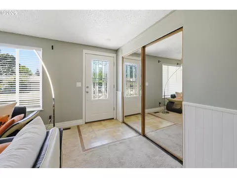 Entry Way - 2501 Stratford St, Eugene, OR 97404 photo 1 of 2