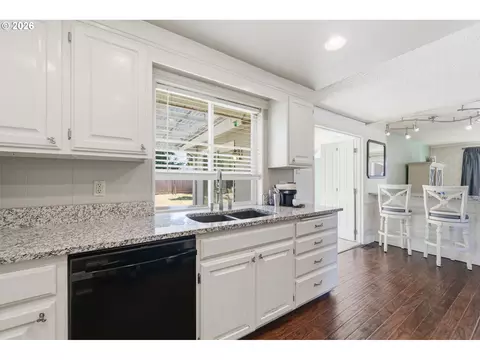 Kitchen - 2501 Stratford St, Eugene, OR 97404 photo 5 of 6