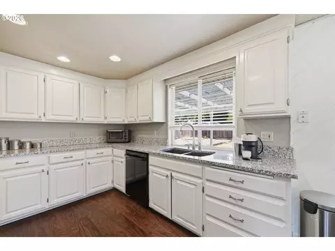 Kitchen - 2501 Stratford St, Eugene, OR 97404 photo 3 of 6