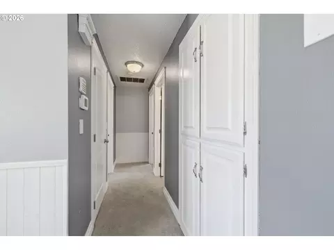 Entry Way - 2501 Stratford St, Eugene, OR 97404 photo 2 of 2