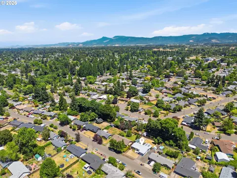View/Area - 2501 Stratford St, Eugene, OR 97404 photo 3 of 3
