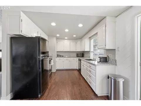Kitchen - 2501 Stratford St, Eugene, OR 97404 photo 2 of 6