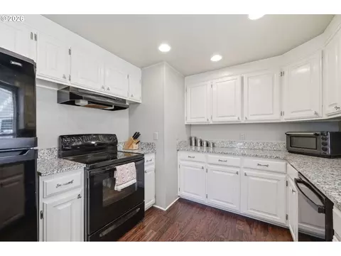 Kitchen - 2501 Stratford St, Eugene, OR 97404 photo 4 of 6