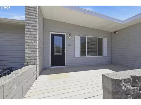 Exterior - 2501 Stratford St, Eugene, OR 97404 photo 2 of 12