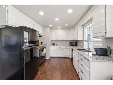 Kitchen - 2501 Stratford St, Eugene, OR 97404 photo 6 of 6