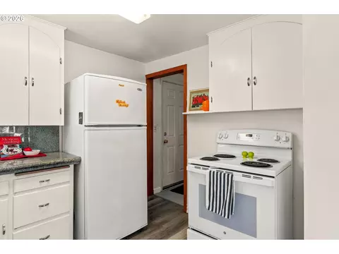 Kitchen - 886 Polk St, Eugene, OR 97402 photo 4 of 4