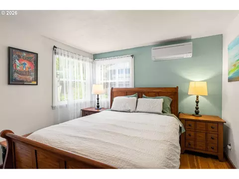 Bedroom - 886 Polk St, Eugene, OR 97402 photo 1 of 5