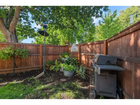 Exterior - 886 Polk St, Eugene, OR 97402 photo 3 of 12