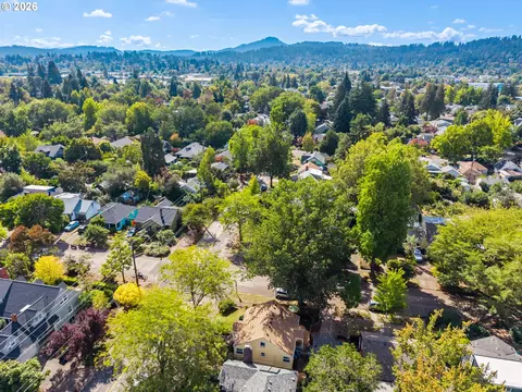View/Area - 886 Polk St, Eugene, OR 97402 photo 2 of 3