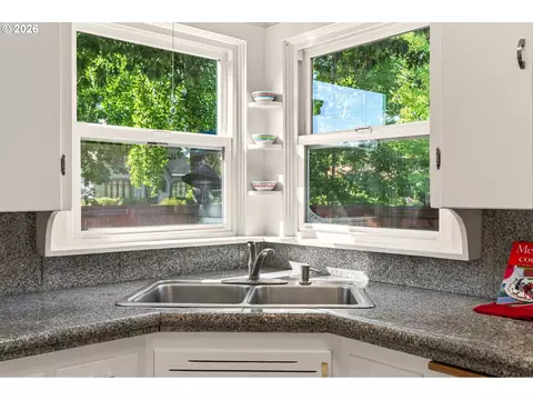Kitchen - 886 Polk St, Eugene, OR 97402 photo 3 of 4
