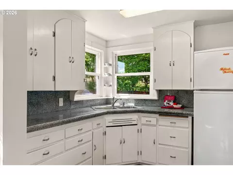 Kitchen - 886 Polk St, Eugene, OR 97402 photo 2 of 4