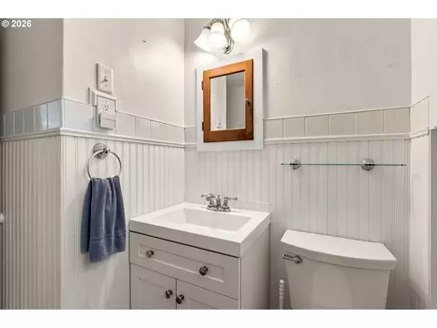 Bath - 886 Polk St, Eugene, OR 97402 photo 2 of 2