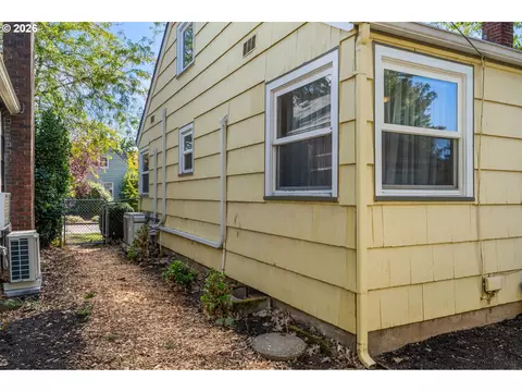 Exterior - 886 Polk St, Eugene, OR 97402 photo 8 of 12