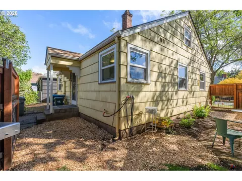 Exterior - 886 Polk St, Eugene, OR 97402 photo 6 of 12
