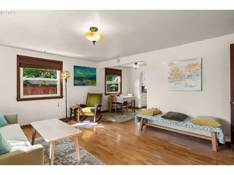 Living - 886 Polk St, Eugene, OR 97402 photo 1 of 3