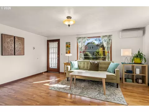 Living - 886 Polk St, Eugene, OR 97402 photo 3 of 3