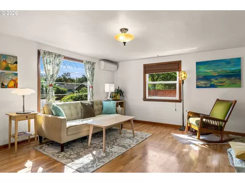 Living - 886 Polk St, Eugene, OR 97402 photo 2 of 3