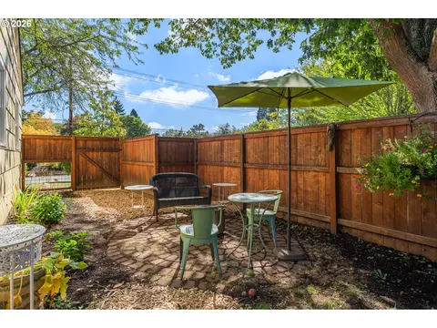 Exterior - 886 Polk St, Eugene, OR 97402 photo 4 of 12