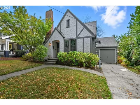 3742 SE Woodward St, Portland, OR 97202
