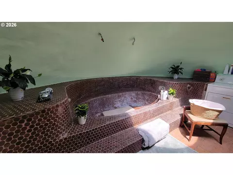 Bath - 86131 Cherokee Dr, Eugene, OR 97402 photo 1 of 3