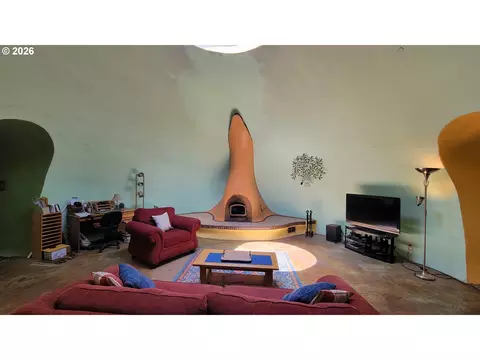 Living - 86131 Cherokee Dr, Eugene, OR 97402 photo 1 of 2