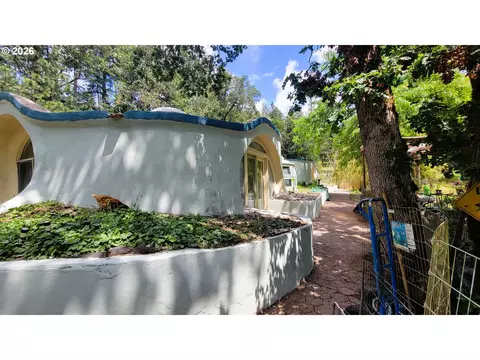 Exterior - 86131 Cherokee Dr, Eugene, OR 97402 photo 2 of 9