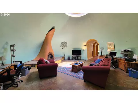 Living - 86131 Cherokee Dr, Eugene, OR 97402 photo 2 of 2