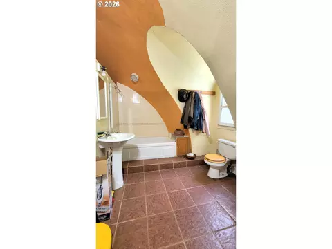 Bath - 86131 Cherokee Dr, Eugene, OR 97402 photo 3 of 3