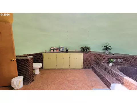 Bath - 86131 Cherokee Dr, Eugene, OR 97402 photo 2 of 3