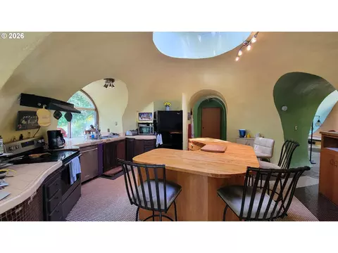 Kitchen - 86131 Cherokee Dr, Eugene, OR 97402 photo 2 of 3