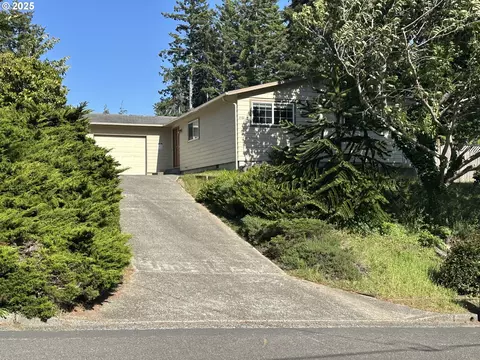 3561 Ash St, North Bend, OR 97459