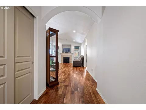 Entry Way - 5460 Pinehurst St, Springfield, OR 97478 photo 2 of 5