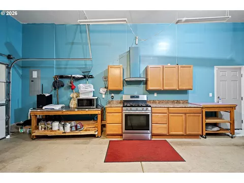Kitchen - 5460 Pinehurst St, Springfield, OR 97478 photo 6 of 6