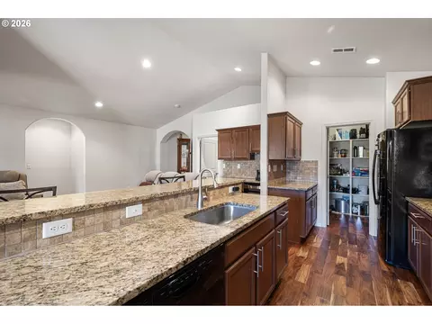 Kitchen - 5460 Pinehurst St, Springfield, OR 97478 photo 3 of 6