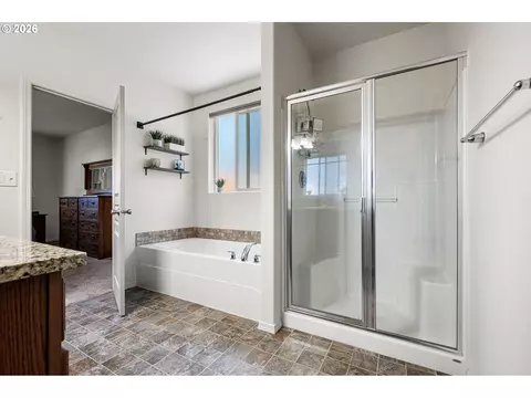 Bath - 5460 Pinehurst St, Springfield, OR 97478 photo 3 of 4