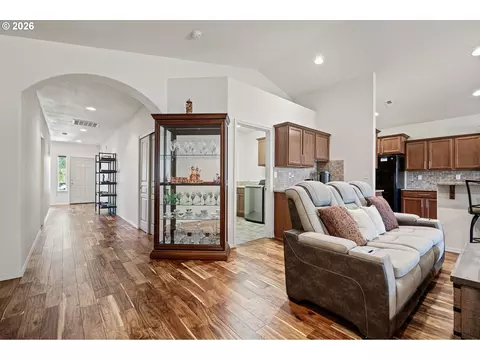 Entry Way - 5460 Pinehurst St, Springfield, OR 97478 photo 3 of 5