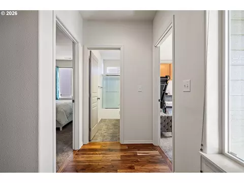 Entry Way - 5460 Pinehurst St, Springfield, OR 97478 photo 5 of 5