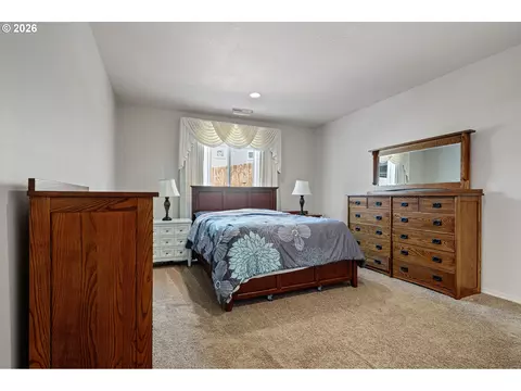 Bedroom - 5460 Pinehurst St, Springfield, OR 97478 photo 1 of 7